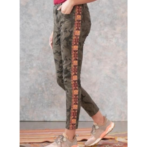 Driftwood Jackie womens pants size W27 L28 camo print embroidered sides - Picture 11 of 12